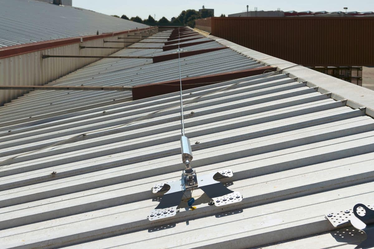 Sistemi anticaduta per coperture eterogenee in uno stabilimento industriale